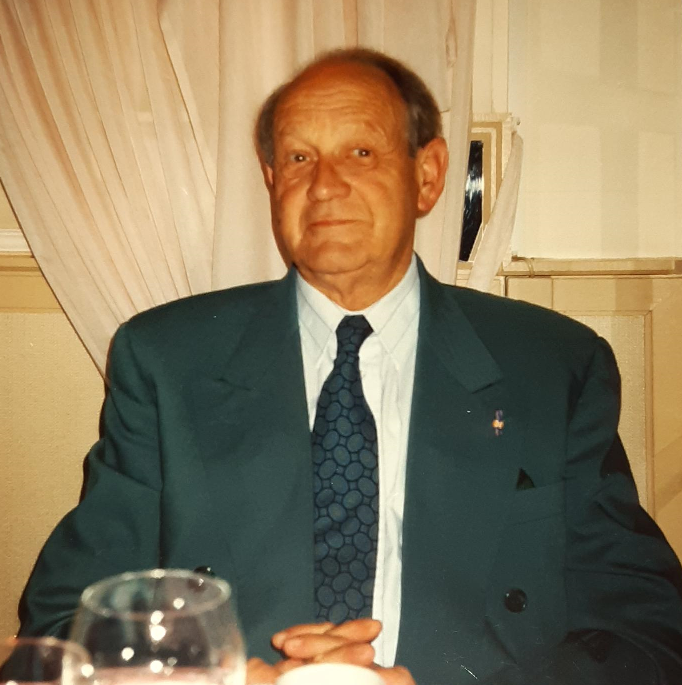 Mijn vader; eerst beroepsmilitair, later directeur.